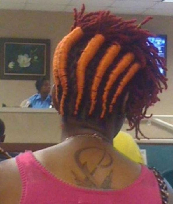 Mujer con zanahorias en su cabeza