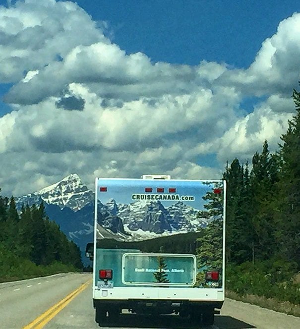 paisaje montañas camión