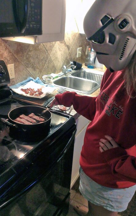 Cocinando con casco star wars