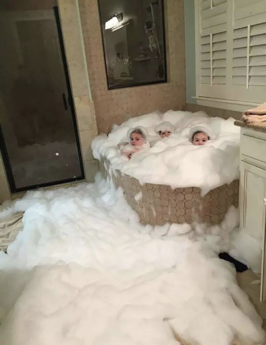 Niños bañera con espuma