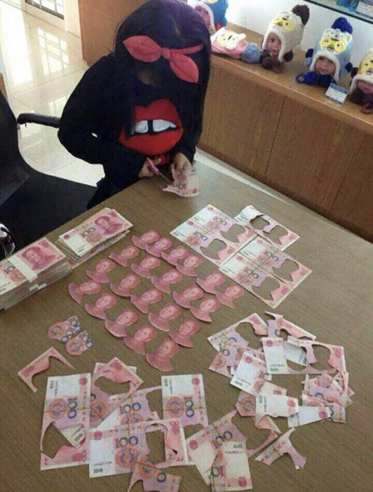 Niña recorta billetes