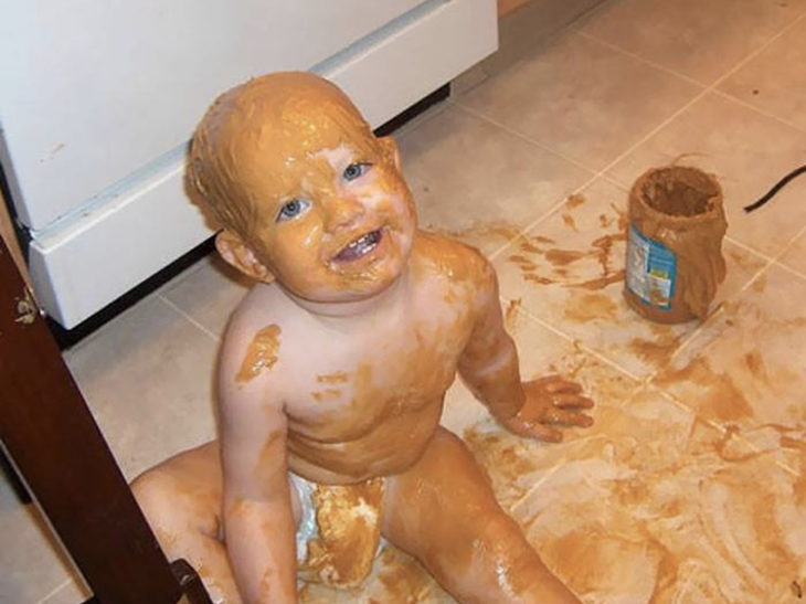 Bebé y crema de maní
