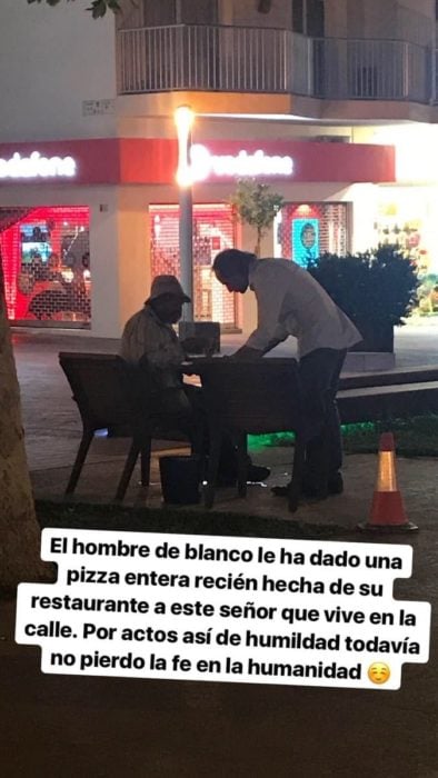 Le regala pizzas a hombre de la calle