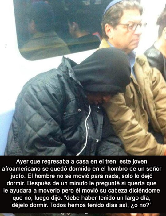 hombre dormido en el hombro de otro en el metro