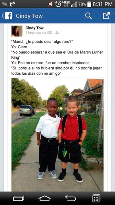 Niño blanco y niño negro amigos