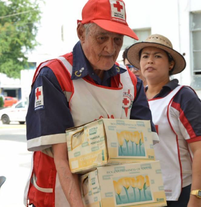 Terremoto México - voluntario anciano