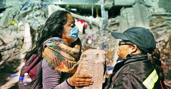 Terremoto México - pasando bloques de cemento