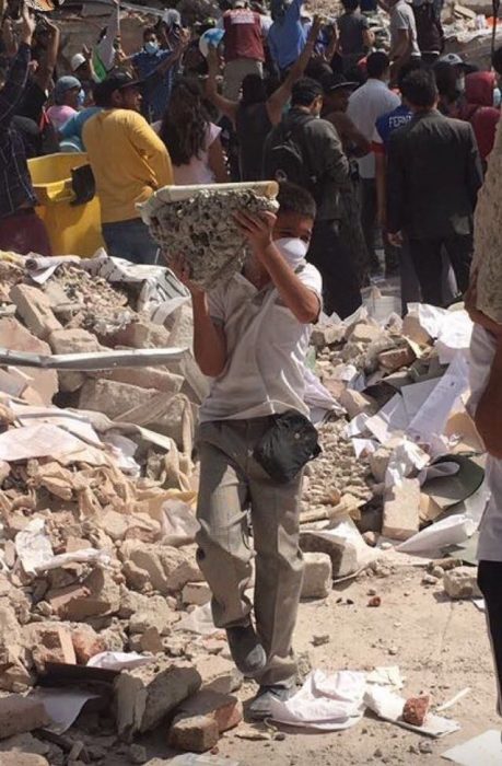 Terremoto México - niño llevando cemento 