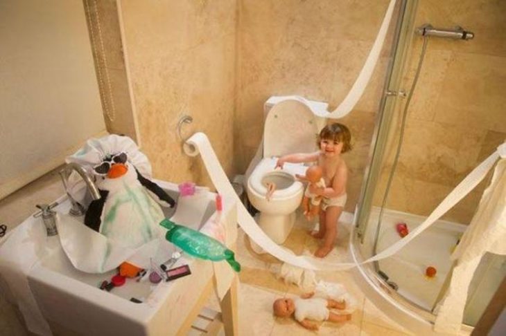 Niño con tiradero en el baño