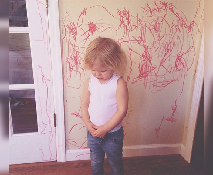 Niña pintó la pared