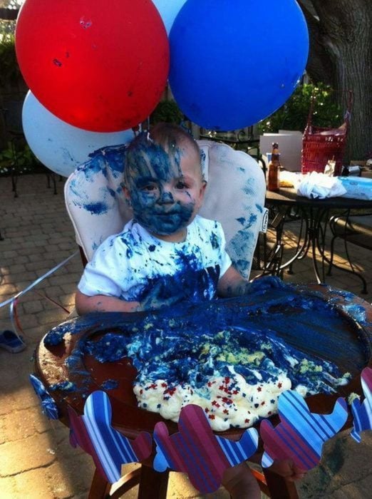 Niño lleno de pastel azul