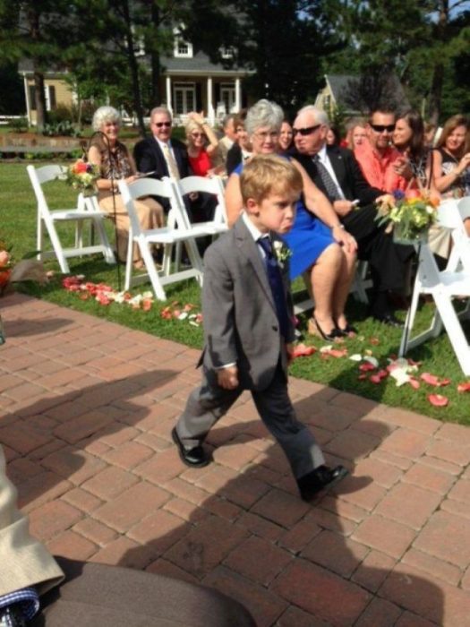 Niño paje molesto en boda Recreoviral.com