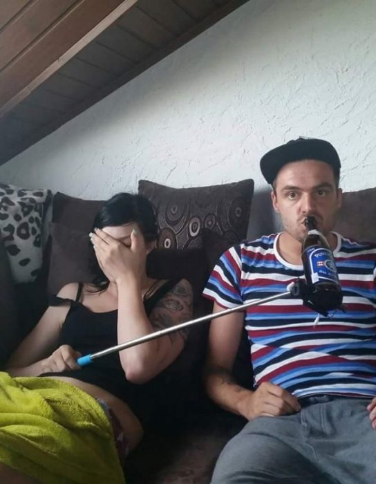 tomando con selfie stick