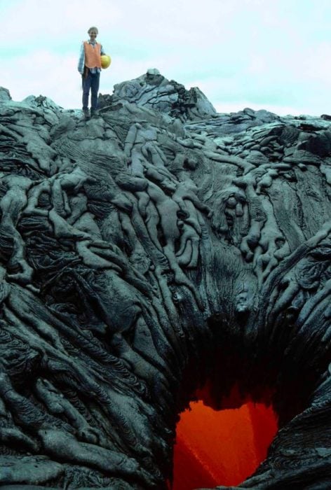 un cráter con fuego