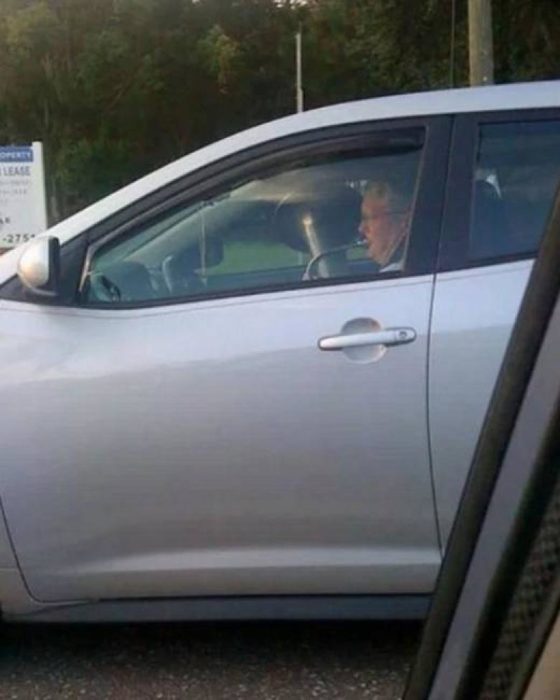 hombre conduciendo y tocando la trompeta