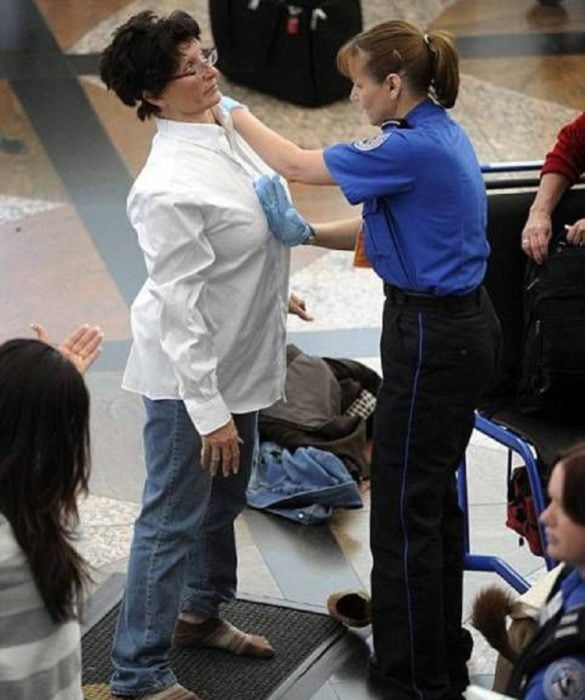 cacheo a mujer enfadada