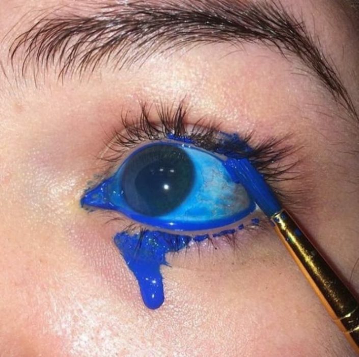 ojo con pintura azul