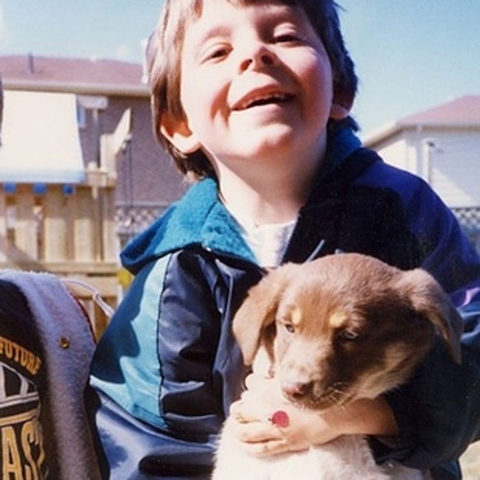 Niño conoce a su perro