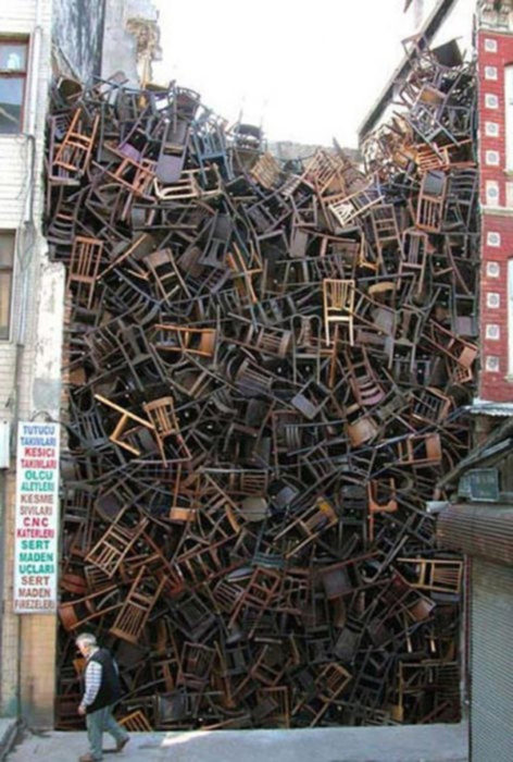 Muchas sillas acumuladas