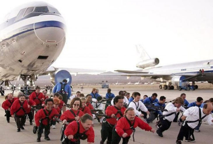 Gente jalando un avión