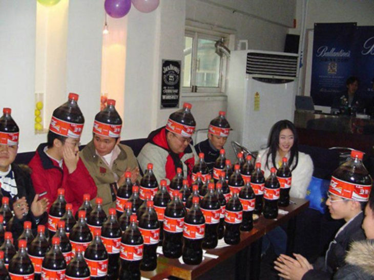 Fiesta con gorro de Coca Cola