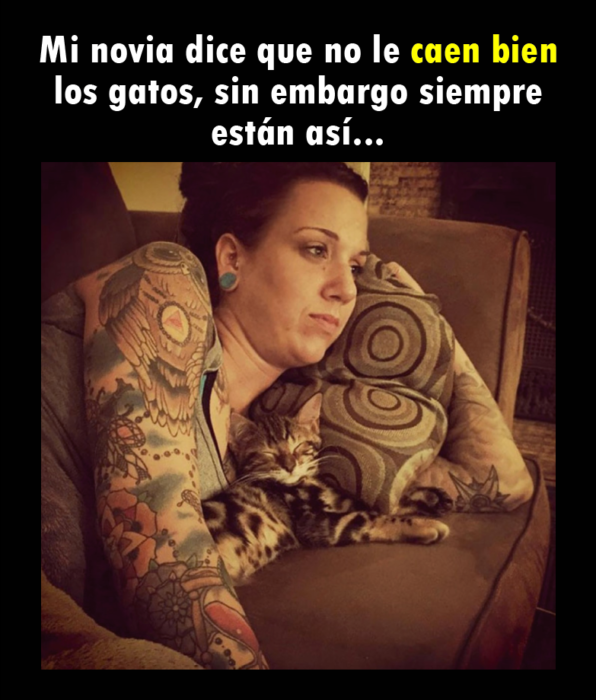 Mujer tatuado con gato