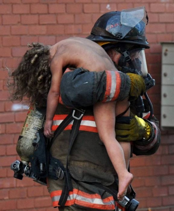 Bombero salva a niño incendio
