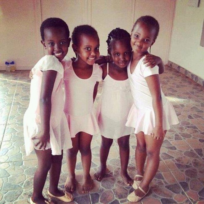 Niñas de Uganda escuela de ballet