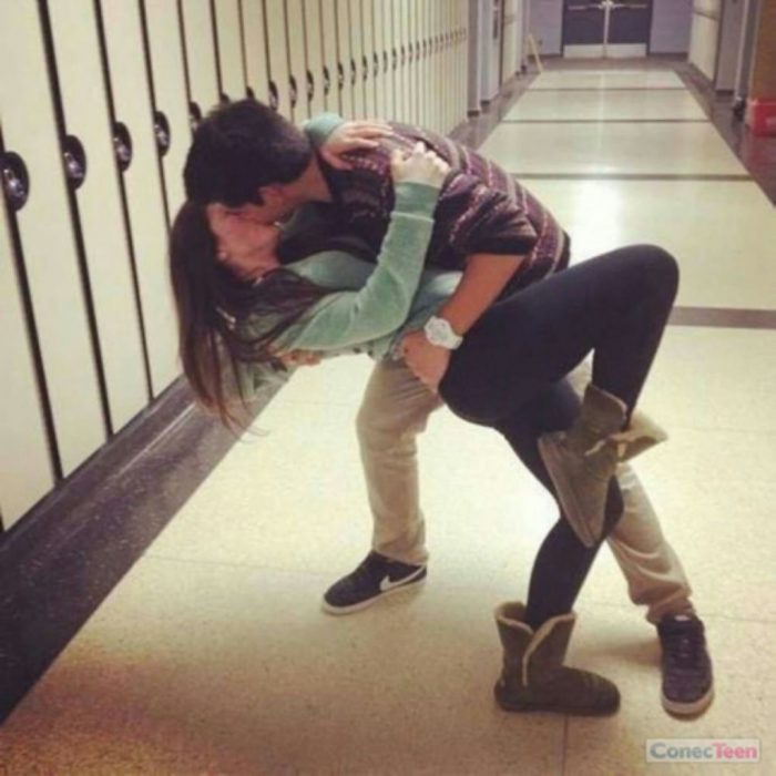 beso en el pasillo del colegio