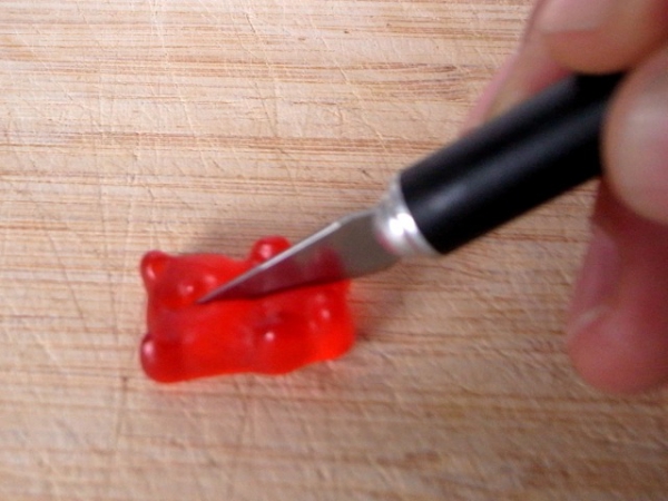 cortando gomita roja