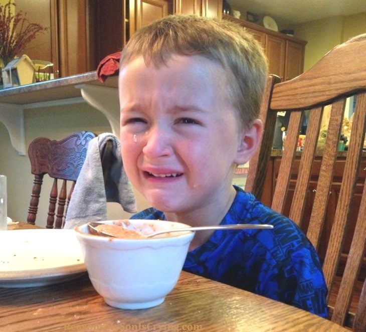 niño llorando por cereal