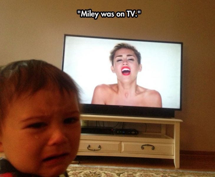 niño llora por miley cyrus