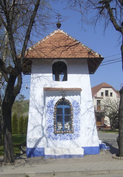 Anciana pinta casa a mano