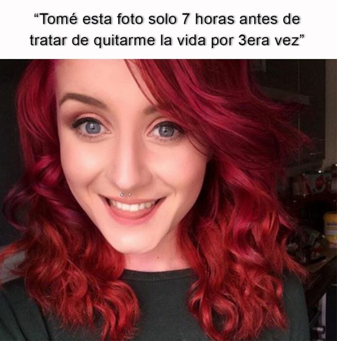 mujer pelirroja sonriendo