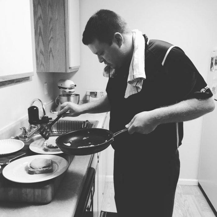 hombre cocinando