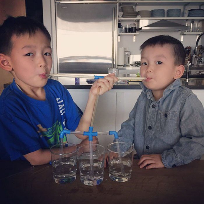niños tomando agua