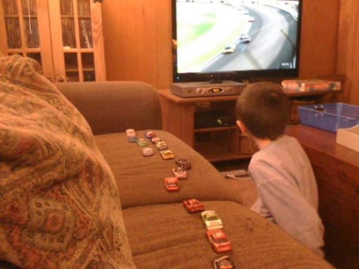 Niño aprendiendo los movimientos de F1