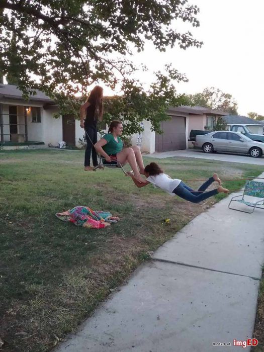 tres niñas, un columpio