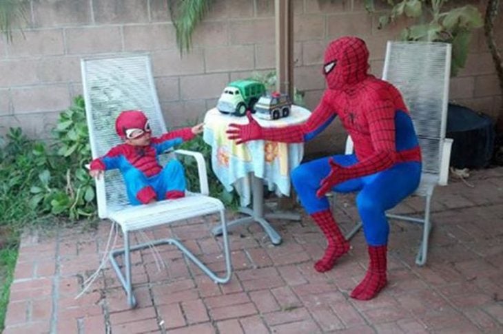 papá e hijo spiderman