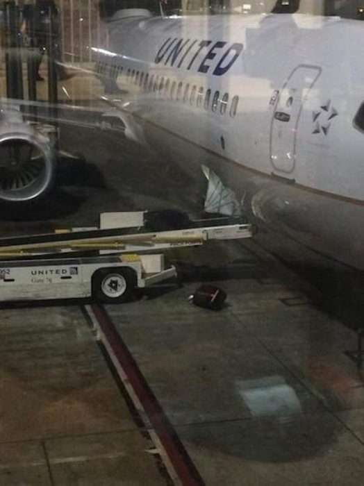 maleta se cae del avión