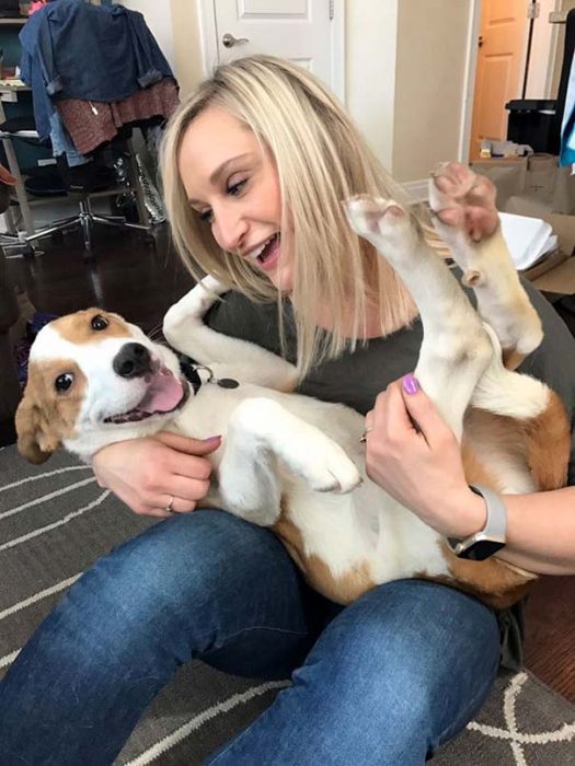 mujer feliz con su perro nuevo