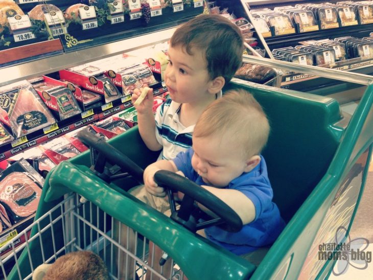 Niños en carrito en tienda