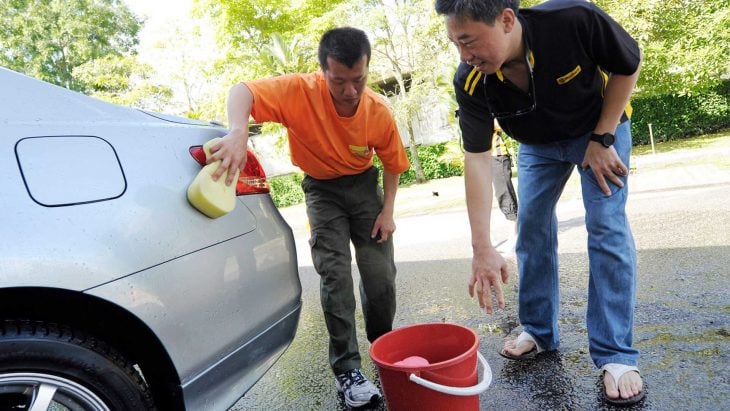 chinos lavando el coche