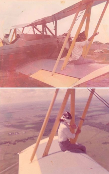 abuela en un ala de avión