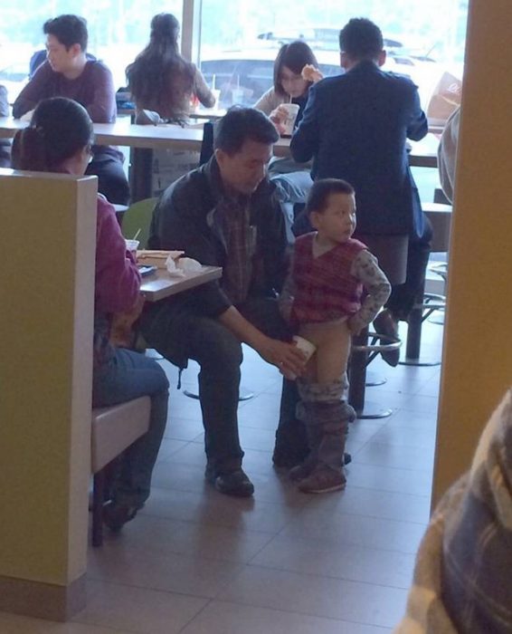 niño orinando en vaso