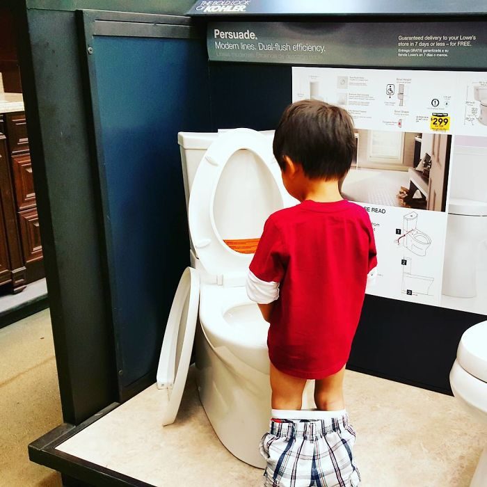 niño orinando en tienda 