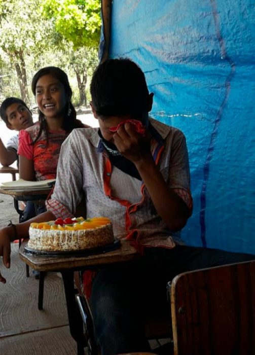 niño indígena llorando