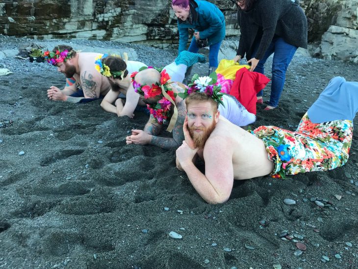 sirenos con barba en la playa