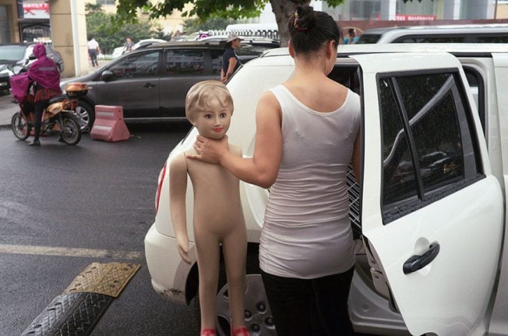 mujer ahorcando a niño