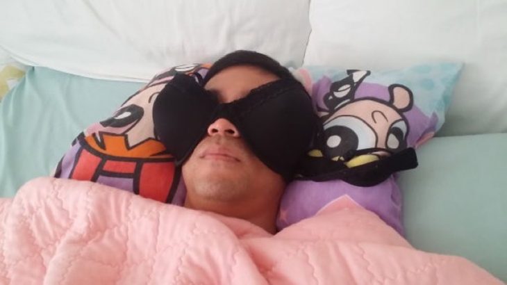 hombre dormido bra en los ojos